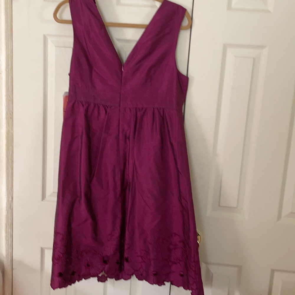 ADRIANNA PAPELL Embroidered V- Neckline and hem. - Picture 5 of 5